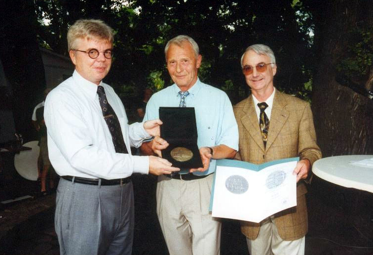 75-Jahr Feier 2001, Vereinspräsident Manfred Sieding mitte