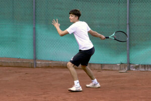 Spannende Ballwechsel bei den Jugendclubmeisterschaften 2025 des MTC Germania in Magdeburg - Luis