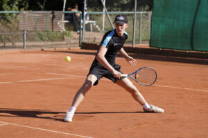 Nachwuchsspieler Jan des MTC Germania zeigt vollen Einsatz auf dem Tennisplatz